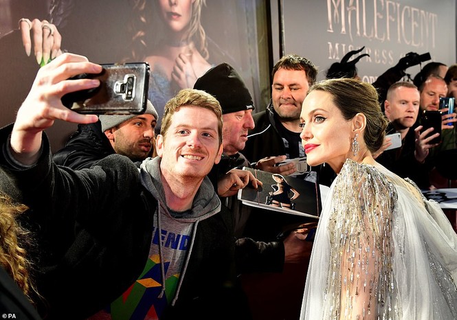 Angelina Jolie tỏa sáng lộng lẫy như nàng tiên trên thảm đỏ - ảnh 12