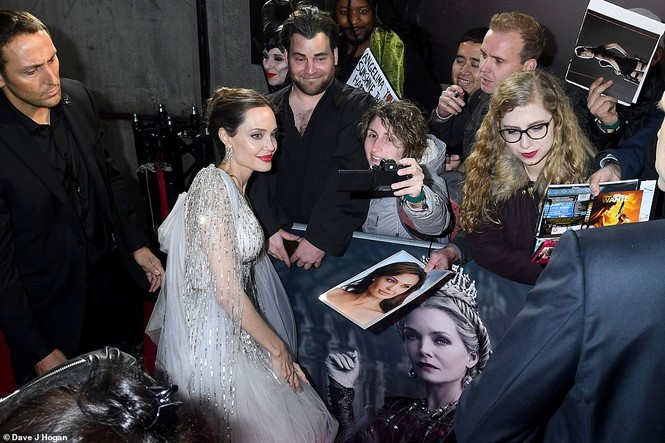 Angelina Jolie tỏa sáng lộng lẫy như nàng tiên trên thảm đỏ - ảnh 13