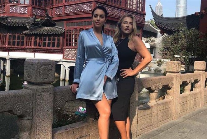 Bạn gái Ronaldo quyến rũ với đầm xẻ cao 'bất tận' ở Thượng Hải - ảnh 9