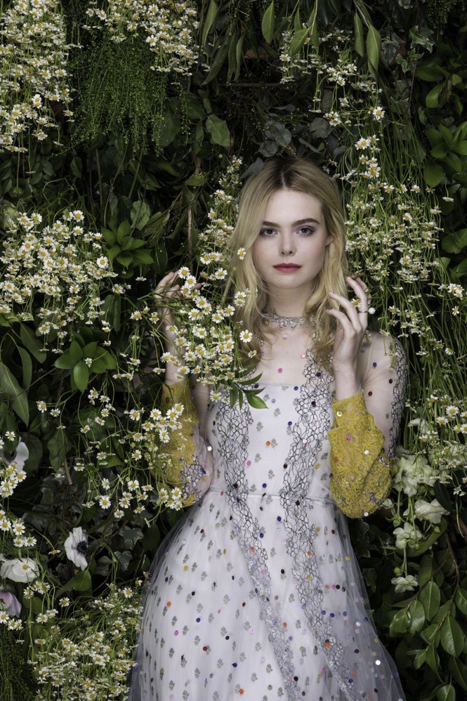 'Tiên hắc ám' Angelina Jolie đọ sắc nàng thơ 9x Elle Fanning - ảnh 24
