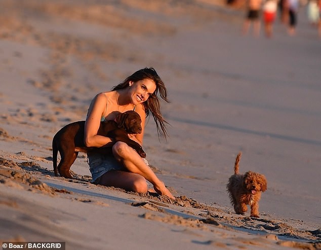 Alessandra Ambrosio mặc bikini chơi bóng chuyền hăng say trên biển - ảnh 11