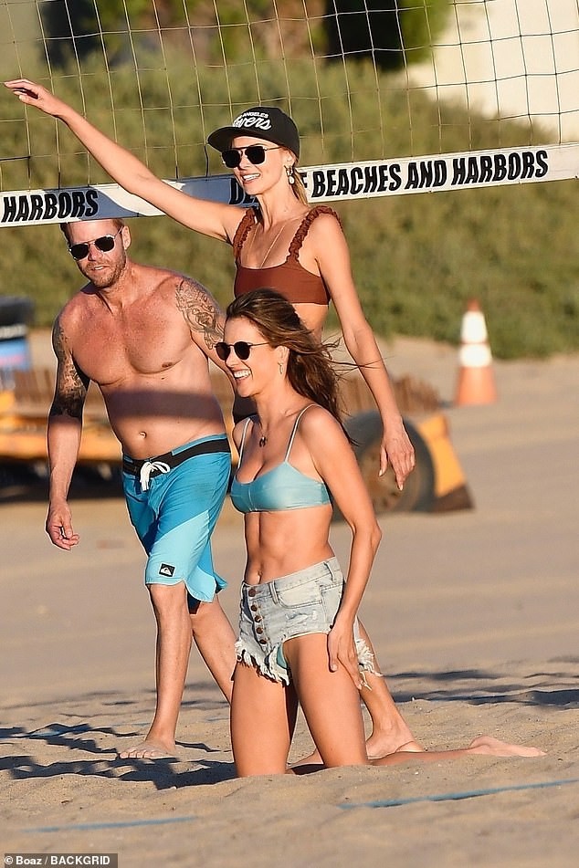 Alessandra Ambrosio mặc bikini chơi bóng chuyền hăng say trên biển - ảnh 7