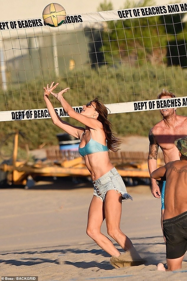 Alessandra Ambrosio mặc bikini chơi bóng chuyền hăng say trên biển - ảnh 2