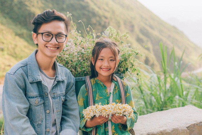 Cô bé xinh xắn bán hoa ven đường ở Hà Giang bất ngờ nổi tiếng - ảnh 1