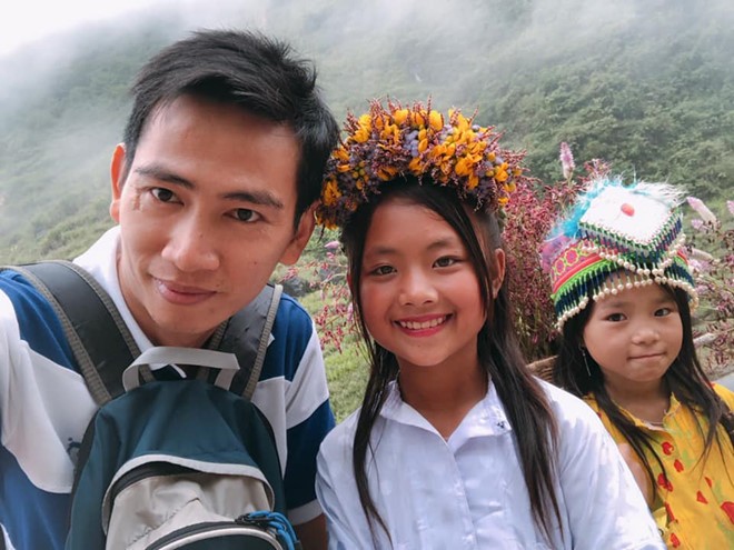 Cô bé xinh xắn bán hoa ven đường ở Hà Giang bất ngờ nổi tiếng - ảnh 3