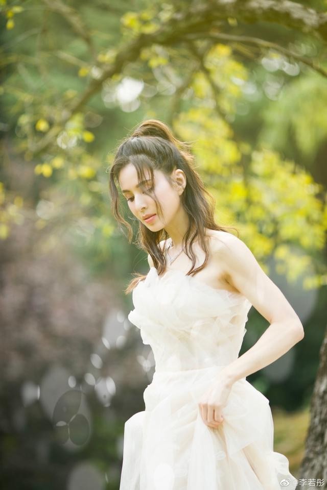 'Tiểu Long Nữ' Lý Nhược Đồng mặc váy cô dâu trẻ trung bất ngờ - ảnh 2