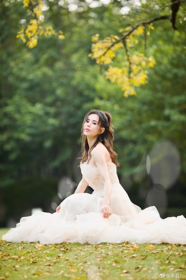 'Tiểu Long Nữ' Lý Nhược Đồng mặc váy cô dâu trẻ trung bất ngờ - ảnh 1