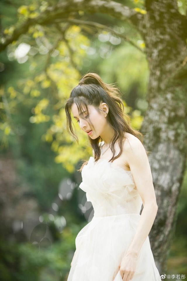 'Tiểu Long Nữ' Lý Nhược Đồng mặc váy cô dâu trẻ trung bất ngờ - ảnh 3