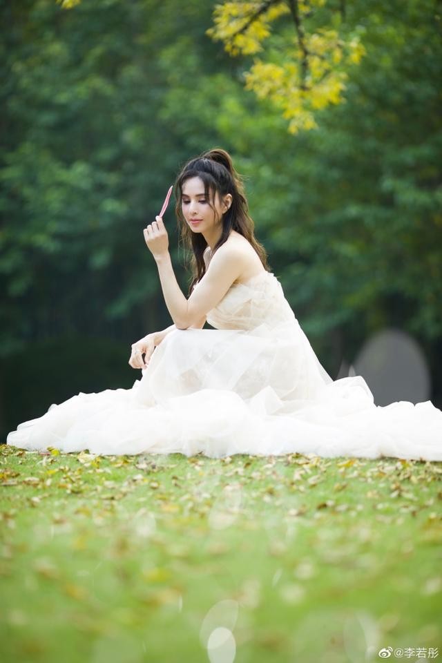 'Tiểu Long Nữ' Lý Nhược Đồng mặc váy cô dâu trẻ trung bất ngờ - ảnh 4