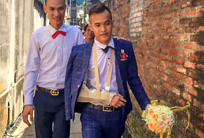 Chú rể Hà Nội ngã gãy tay vì bạn bè tung hứng - ảnh 2