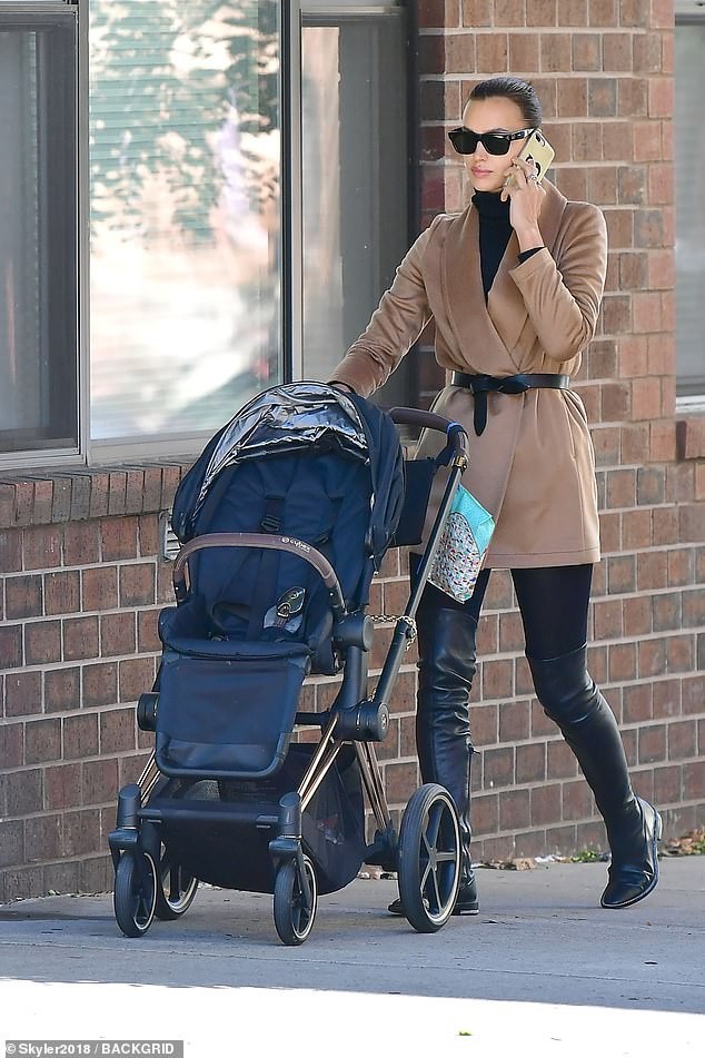 Irina Shayk mặc xuyên thấu lộ nội y đi dự show ở Ý - ảnh 15
