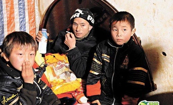 Cuộc sống khổ vẫn hoàn khổ của 'soái ca ăn mày' sau 9 năm nổi tiếng - ảnh 2