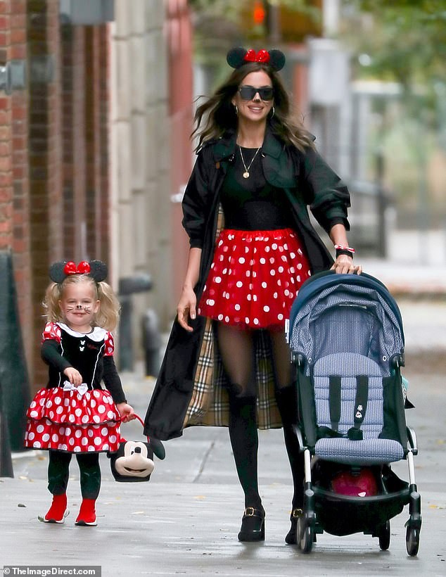 Irina Shayk và con gái hóa trang chuột Minnie dịp Halloween - ảnh 1