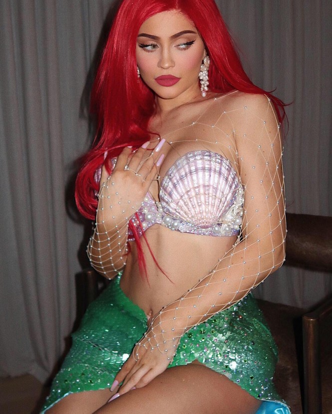 Kylie Jenner mặc áo ngực vỏ sò hóa trang thành nàng tiên cá - ảnh 2