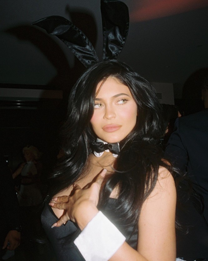 Kylie Jenner mặc áo ngực vỏ sò hóa trang thành nàng tiên cá - ảnh 9