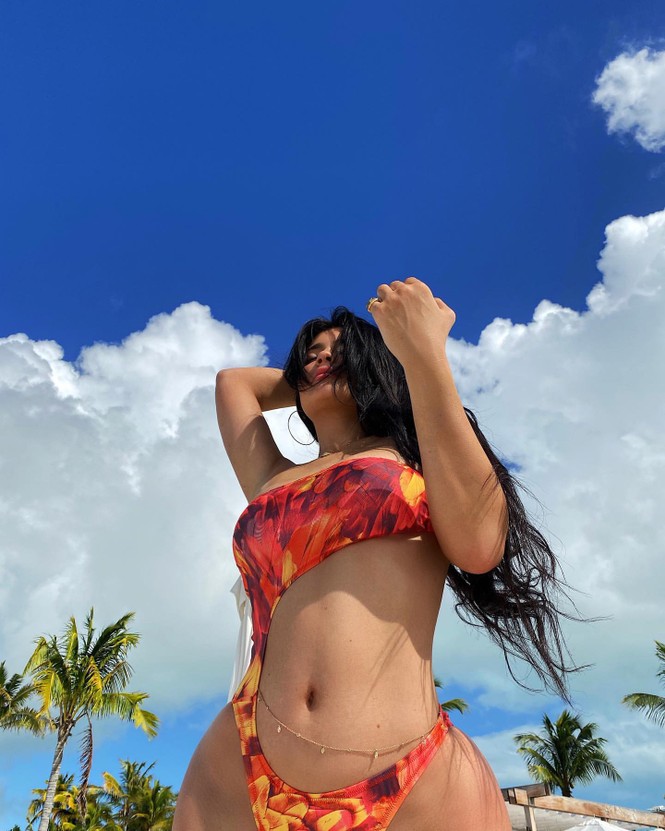 Cô út tỉ phú Kylie Jenner tung ảnh bikini 'đốn tim' các chàng trai - ảnh 1