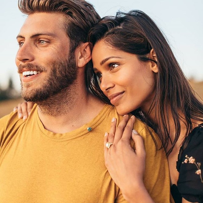 Người đẹp 'Triệu phú khu ổ chuột' đính hôn bạn trai kém tuổi - ảnh 1