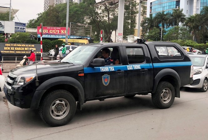 Lại tái diễn cảnh xe khách 'nhồi nhét', 'rùa bò' ở Hà Nội - ảnh 1
