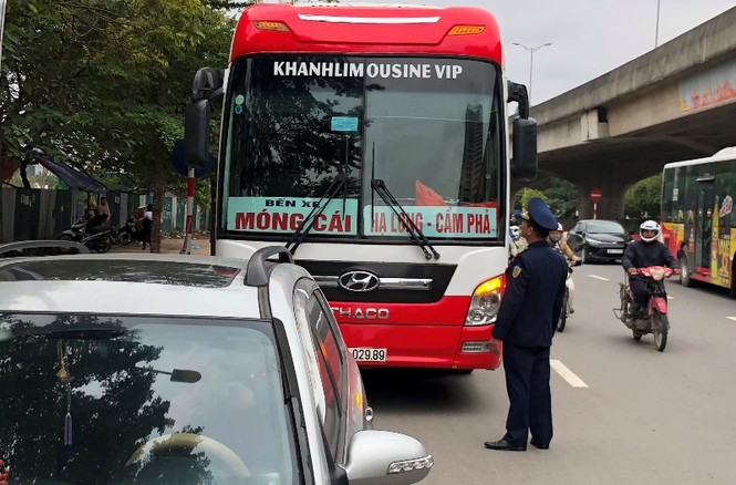 Lại tái diễn cảnh xe khách 'nhồi nhét', 'rùa bò' ở Hà Nội - ảnh 3