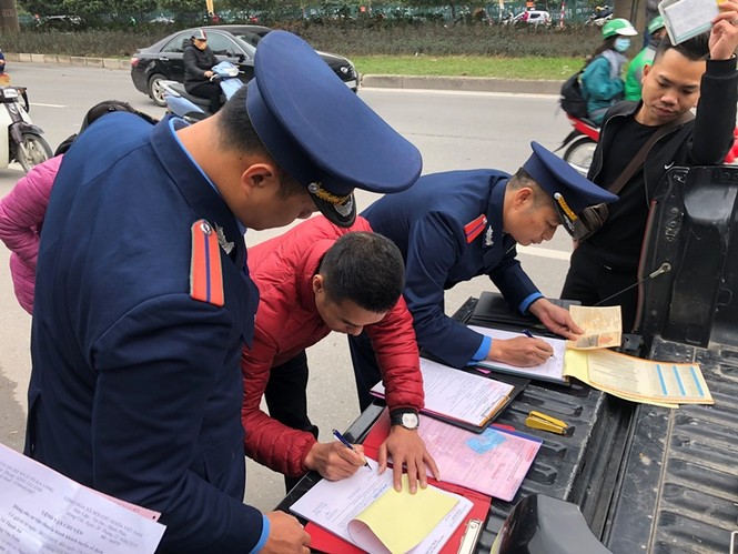 Lại tái diễn cảnh xe khách 'nhồi nhét', 'rùa bò' ở Hà Nội - ảnh 4
