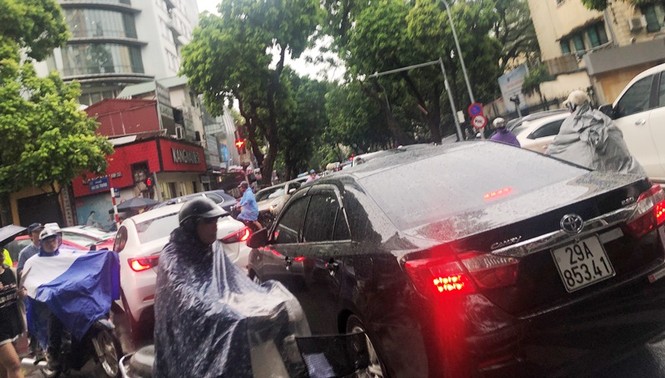 Nhiều tuyến đường Hà Nội 'tê liệt' vì cơn mưa lúc ban trưa - ảnh 1