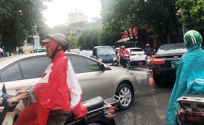 Nhiều tuyến đường Hà Nội 'tê liệt' vì cơn mưa lúc ban trưa - ảnh 2