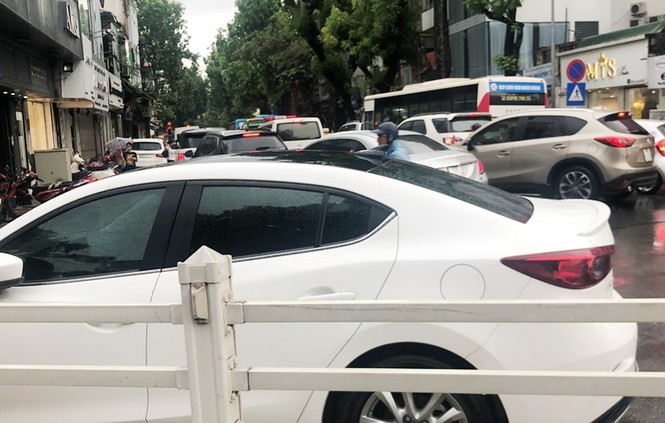 Nhiều tuyến đường Hà Nội 'tê liệt' vì cơn mưa lúc ban trưa - ảnh 3