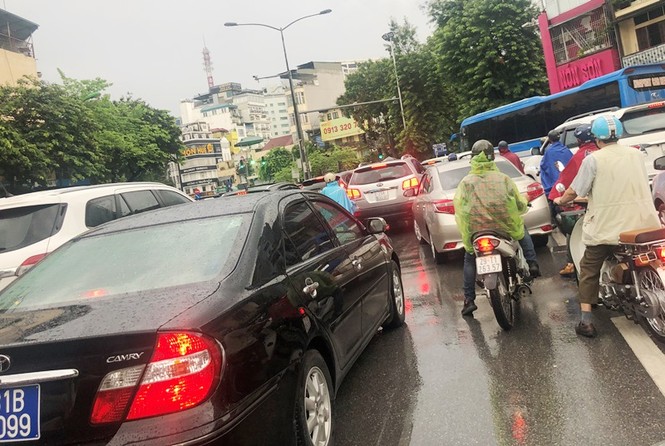 Nhiều tuyến đường Hà Nội 'tê liệt' vì cơn mưa lúc ban trưa - ảnh 4