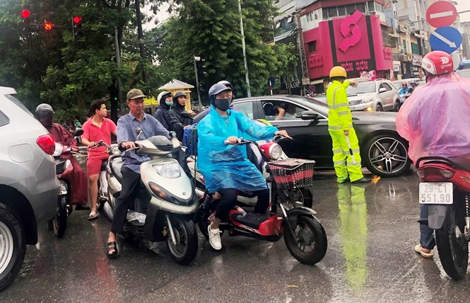 Nhiều tuyến đường Hà Nội 'tê liệt' vì cơn mưa lúc ban trưa - ảnh 5