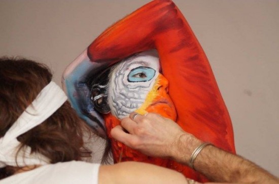 Bodypainting biến cô gái thành…con vẹt - ảnh 1