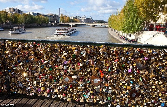 Cầu nổi tiếng Paris sập lan can vì... tình yêu - ảnh 6