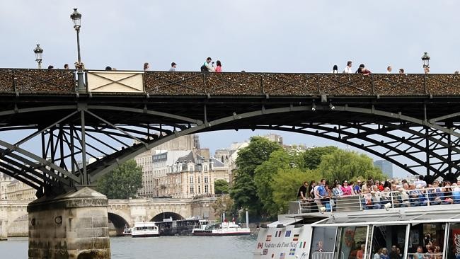 Cầu nổi tiếng Paris sập lan can vì... tình yêu - ảnh 2