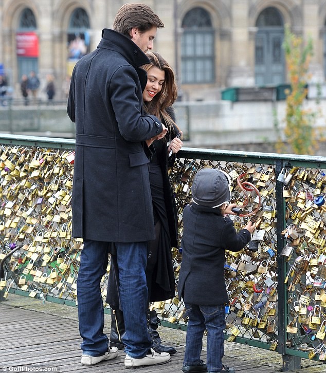Cầu nổi tiếng Paris sập lan can vì... tình yêu - ảnh 5