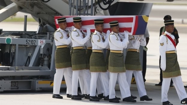 Malaysia đón thi thể 20 hành khách trên chuyến bay MH17 - ảnh 3