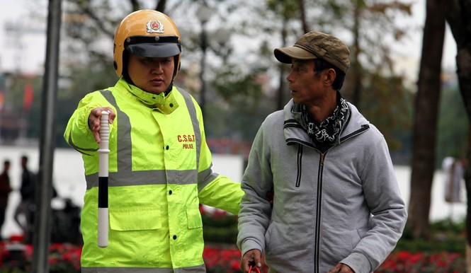 Đi bộ vi phạm luật giao thông mới chỉ bị CSGT nhắc nhở - ảnh 8