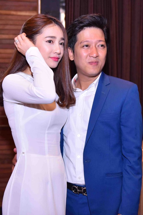Nhã Phương diện áo dài e ấp bên Trường Giang - ảnh 2