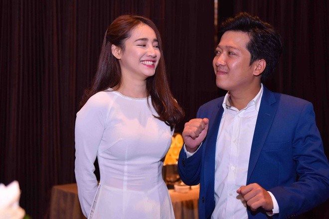 Nhã Phương diện áo dài e ấp bên Trường Giang - ảnh 4