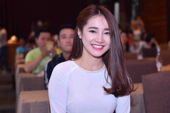 Nhã Phương diện áo dài e ấp bên Trường Giang - ảnh 6
