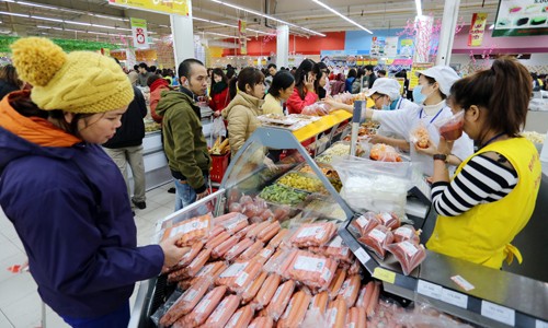 Người dân đổ tới siêu thị, trung tâm thương mại sắm Tết - ảnh 1