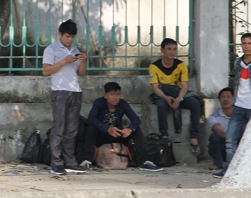 Người dân vật vã trở lại thành phố sau nghỉ Tết - ảnh 2