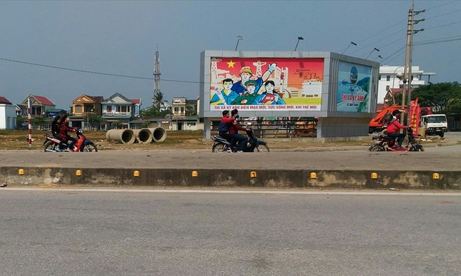 Du xuân quên đội mũ bảo hiểm - ảnh 1