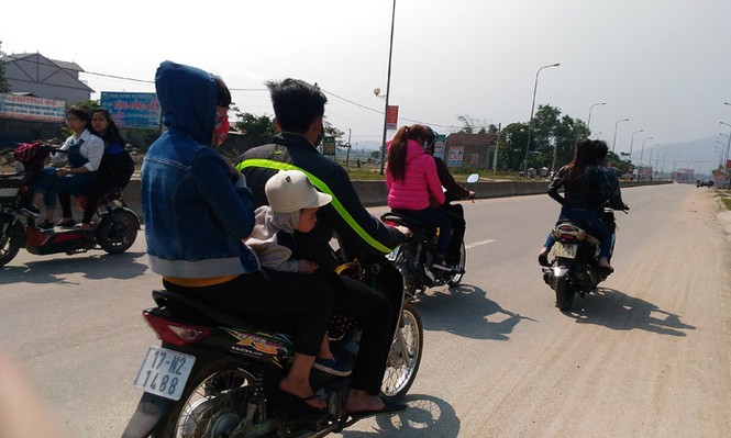 Du xuân quên đội mũ bảo hiểm - ảnh 2