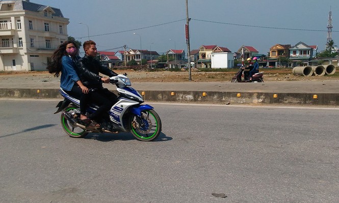 Du xuân quên đội mũ bảo hiểm - ảnh 3