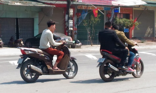 Du xuân quên đội mũ bảo hiểm - ảnh 4