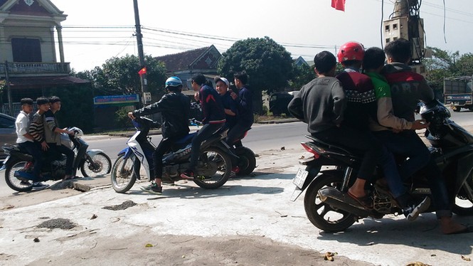Du xuân quên đội mũ bảo hiểm - ảnh 8
