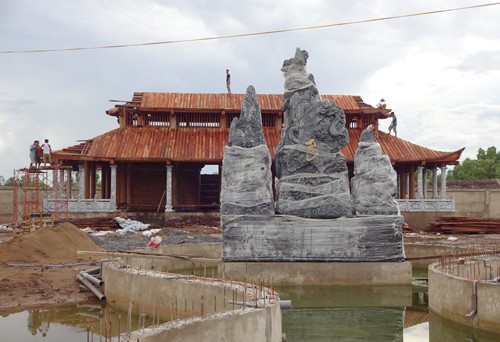 Hoài Linh phủ nhận chuyện nhà thờ Tổ nghiệp bị phá dỡ - ảnh 1