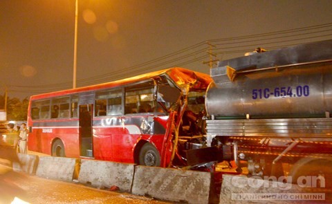 Xe khách tông trực diện xe bồn, 11 người thương vong - ảnh 1