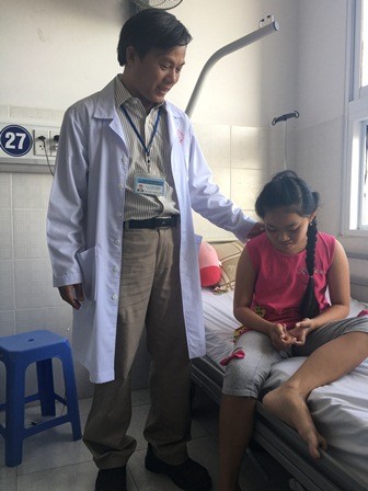 Cứu sống bé gái bị vỡ gan do xe ô tô cuốn vào gầm - ảnh 1