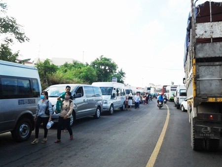 Quốc lộ 1A kẹt cứng nhiều giờ vì dòng người đổ về Thánh đường Tắc Sậy - ảnh 1
