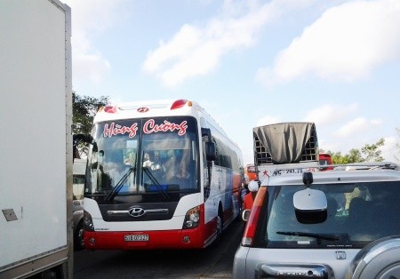 Quốc lộ 1A kẹt cứng nhiều giờ vì dòng người đổ về Thánh đường Tắc Sậy - ảnh 2
